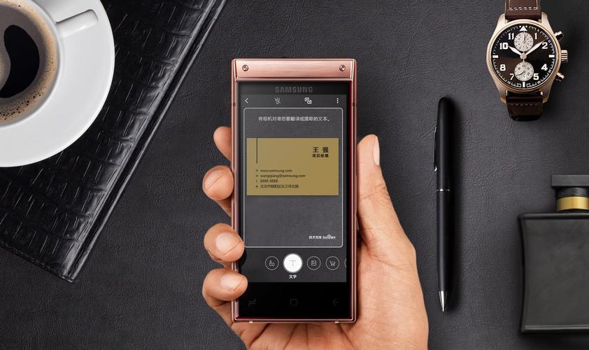 ="sk6niiskjb2c">samsung w2019采用了翻盖造型和内外双触控屏的设计